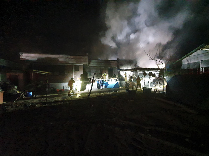 28일 오전 3시 41분쯤 천안시 동남구 풍세면 남관리의 한 단독주택에서 불이 나 신고를 받고 출동한 소방관들이 진화작업을 벌이고 있다.(사진=천안 동남소방서)