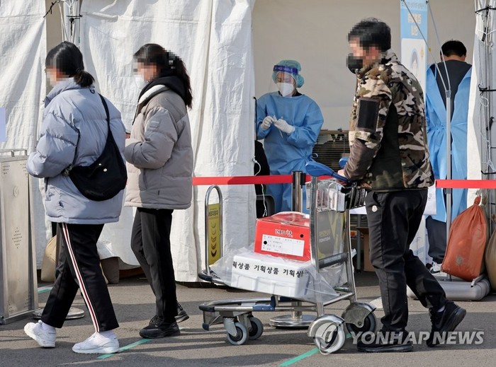 27일 오후 김포공항 국내선 청사 주차장에 마련된 서울시 찾아가는 선별진료소에서 의료진이 업무를 보고 있다. 2022.1.27