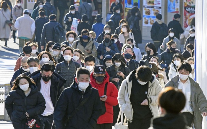 일본의 코로나19 신규 확진자가 10만 명대에 근접한 3일 마스크 쓴 행인들로 붐비는 도쿄 신주쿠 거리.