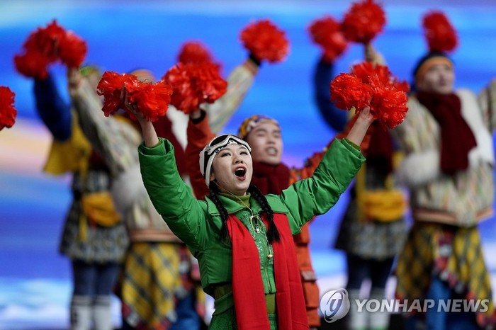 시진핑 주석 소개되자 응원솔 흔들며 환호성 보내는 댄서들