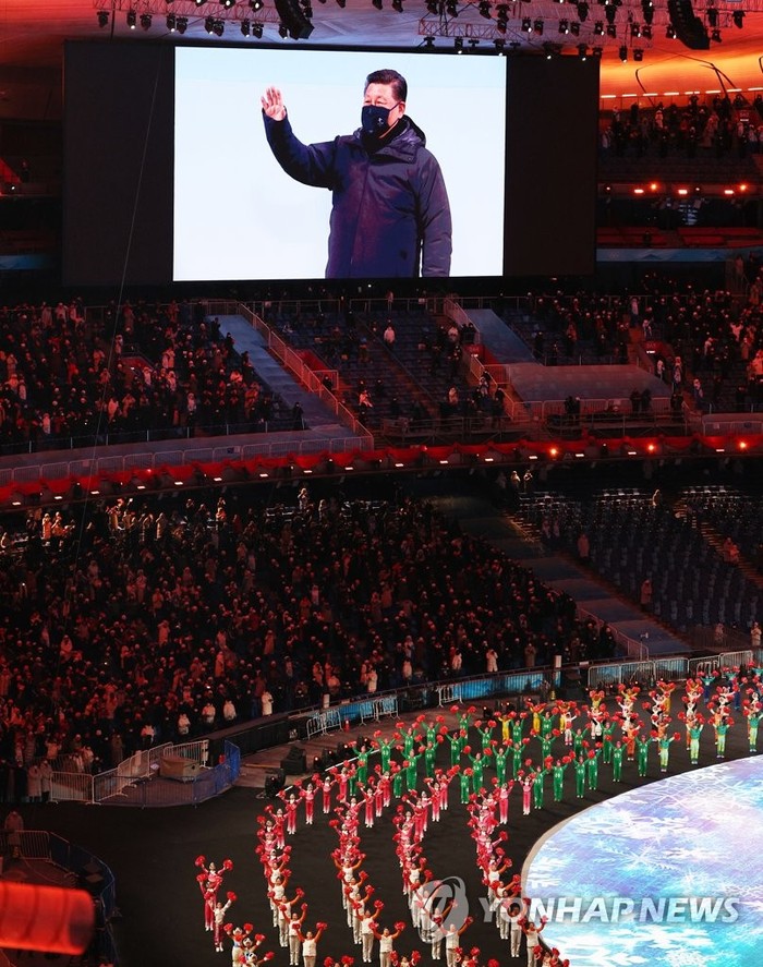 4일 오후 중국 베이징 국립경기장에서 열린 2022 베이징 동계올림픽 개회식에 중국 시진핑 국가 주석이 참석해 있다. '함께하는 미래'(Together for a Shared Future)를 대회 슬로건으로 정한 이번 대회에는 91개 나라, 2천900여 명의 선수들이 출전해 20일까지 7개 종목 109개의 금메달을 놓고 실력을 겨룬다. 2022.2.4