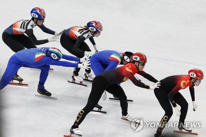 5일 베이징 캐피털 실내 경기장에서 열린 2022 베이징 동계올림픽 쇼트트랙 남녀 혼성계주 2000m 준준결승에서 한국의 황대헌(뒤)이 동료 최민정과 임무를 교대하고 있다. 이날 한국팀은 박장혁의 스케이트 날이 얼음에 걸려 넘어지면서 혼성계주에서 예선 탈락했다. 2022.2.5 