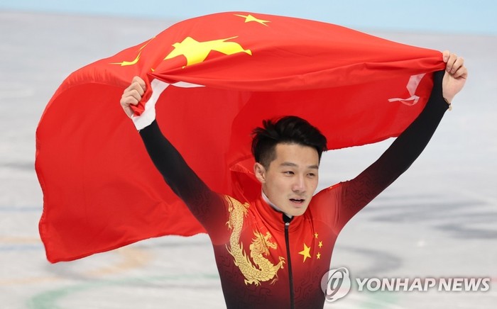 7일 오후 중국 베이징 캐피탈 실내 경기장에서 열린 2022 베이징 동계올림픽 쇼트트랙 남자 1000m 결승전에서 비디오 판독 결과 우승을 차지한 중국의 런쯔웨이가 환호하고 있다. 2022.2.7