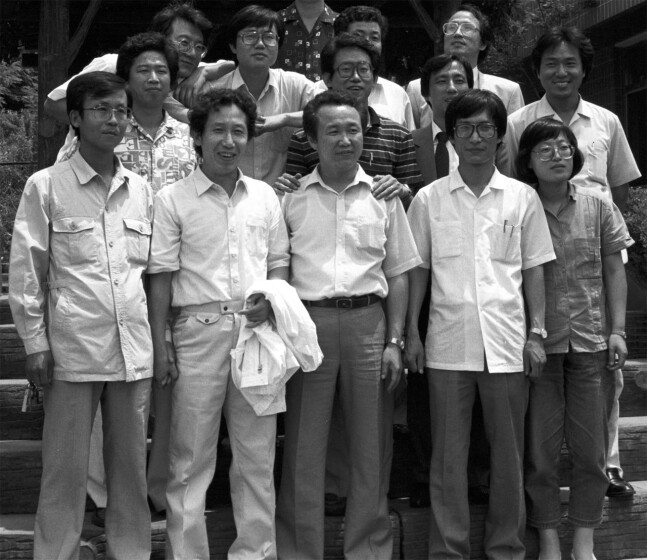 1988년 6월 김근태 의장 석방 때 함께한 민청련 간부들 기념사진. 앞줄 맨왼쪽부터 원혜영, 김근태, 최민화, 이을호, 임태숙. 민청련동지회 제공