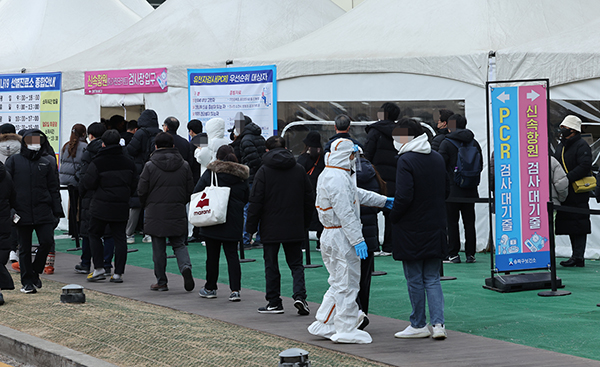 8일 오전 서울 송파구보건소 선별진료소에서 시민들이 신종 코로나바이러스 감염증(코로나19) 검사를 받기 위해 줄을 서있다.