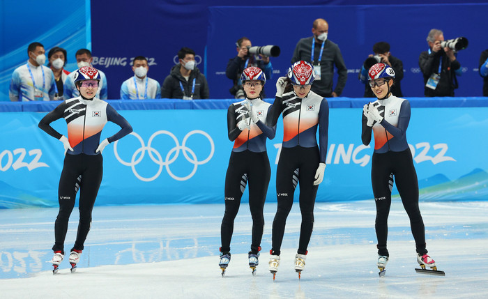 한국 쇼트트랙 대표팀 최민정(왼쪽부터), 이유빈, 서휘민, 김아랑이 9일 오후 중국 베이징 캐피털 실내 경기장에서 열린 2022 베이징 동계올림픽 쇼트트랙 여자계주 3000m 준결승에서 조 2위로 결승선을 통과하며 결승에 진출하자 기뻐하고 있다. 2022.2.9 