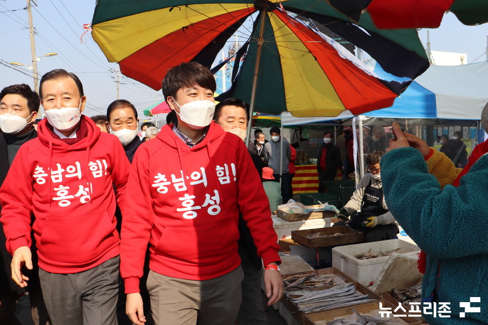 이준석 국민의힘 대표는 11일 홍성 전통시장을 방문했다.(사진=이해든기자)