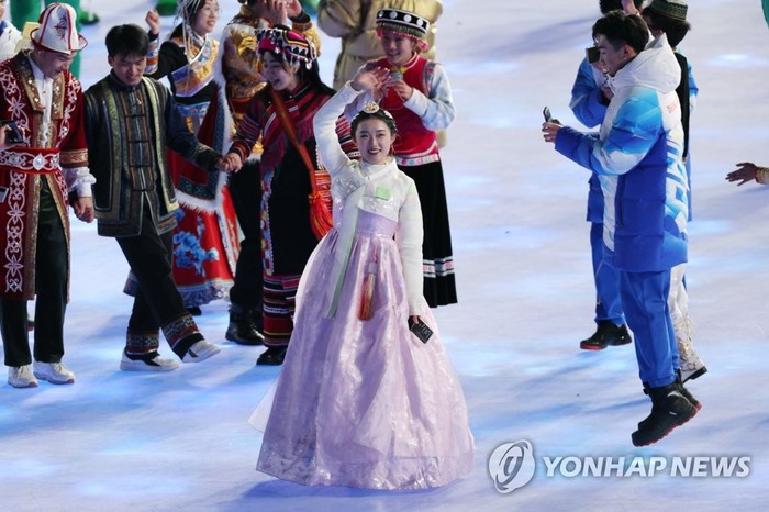 지난 4일 오후 중국 베이징 국립경기장에서 열린 2022 베이징 동계올림픽 개회식에서 한복을 입은 한 공연자가 손을 흔들고 있다. 2022.2.5