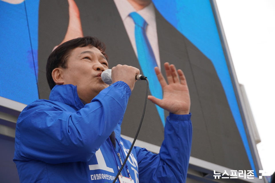 송영길 더불어민주당 대표는 21일 홍성전통시장 앞에서 유세 활동을 통해 이재명 후보의 지지를 호소했다.(사진=박성민기자)