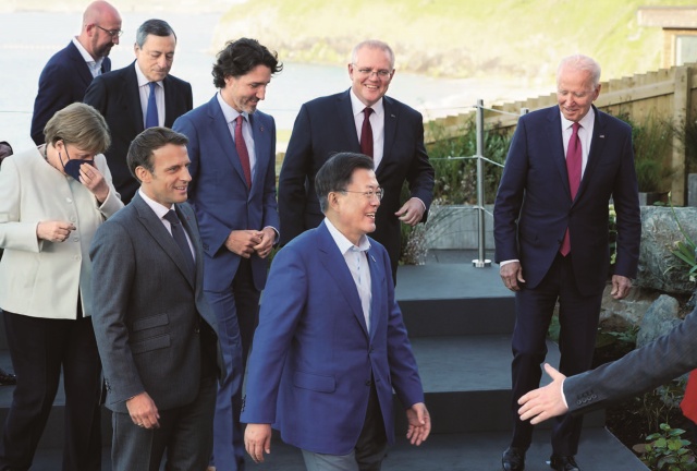 주요 7개국(G7) 정상회의 참석차 영국을 방문한 문재인 대통령이 2021년 6월 12일(현지시간) 영국 콘월 카비스베이 양자회담장 앞에서 참가국 정상들과 기념사진을 촬영한 후 이동하고 있다. (사진=청와대)