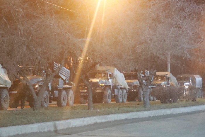 '친러 반군 통제' 우크라 도네츠크서 이동하는 군용 차량= 23일(현지시간) 친(親)러시아 반군이 통제하는 우크라이나 동부 도네츠크 외곽 도로에서 군용 차량이 줄지어 이동하고 있다. 블라디미르 푸틴 러시아 대통령은 최근 도네츠크와 인근 루간스크 등 우크라이나 동부지역 친러 분리주의자들의 독립을 승인한 데 이어 24일에는 "러시아는 우크라이나 내에서 특별 군사작전을 수행할 것"이라고 선언했다. 2022.2.24