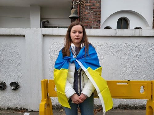 우크라이나 국기를 두른 엘레나씨