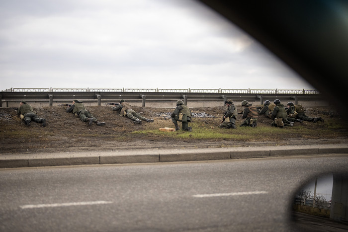 러시아의 우크라이나 침공 이틀째인 25일(현지시간) 우크라이나 군인들이 수도 키예프 시내 교량 아래서 러시아군의 공격에 대비하고 있다. 2022.2.25