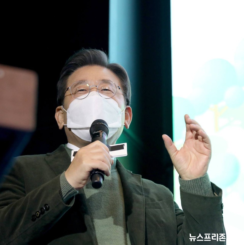 이재명 후보가 토크쇼에서 문화예술인들과 즉석 MC를 진행하고 있다.(사진=사랑의푸시핀)