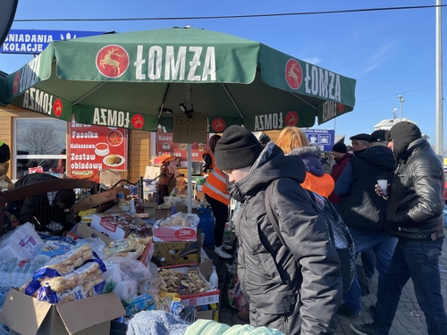 = 메디카 폴란드 국경검문소 앞에 자원봉사자들이 쌓아둔 식료품 더미에서 먹을 것을 찾는 우크라이나 피란민들