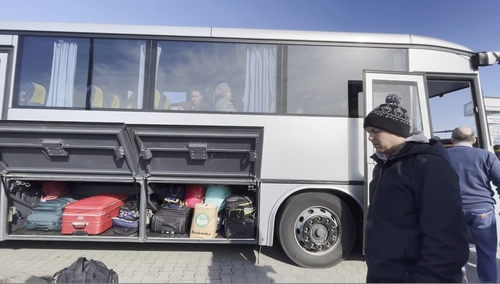 새로운 삶의 터전을 찾아서 = 메디카 폴란드 국경검문소 앞에서 프셰미실시로 출발을 준비하고 있는 우크라이나 피란민들을 위한 버스. 2022.02.26