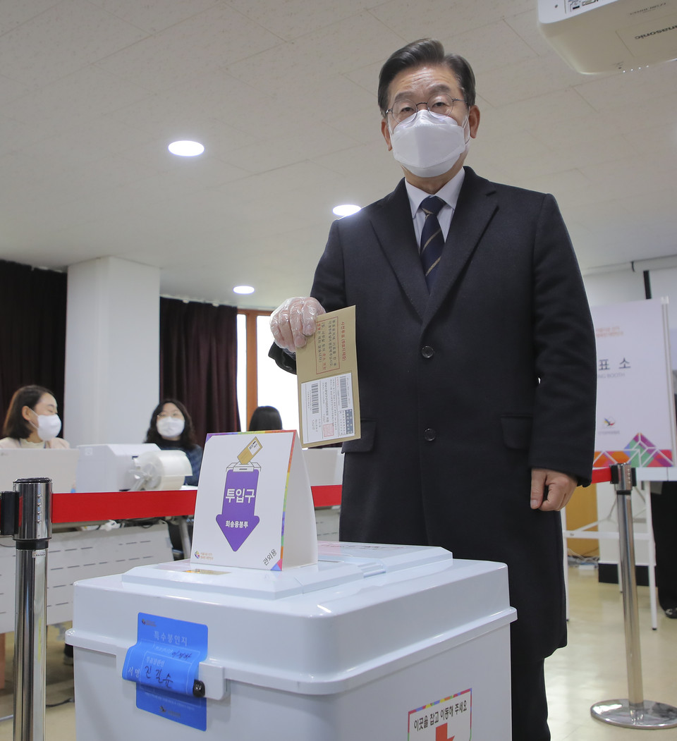 이재명 더불어민주당 대선후보가 4일 오전 서울 중구 소공동 주민센터에 마련된 사전투표소에서 투표하고 있다. (사진=국회사진기자단)