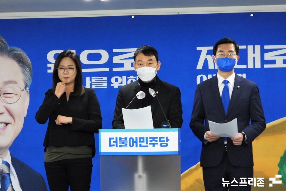 더불어민주당 김용민·장경태 의원이 4일 서울 여의도 중앙당사에서 故 이예람 중사 사건 특검법 발의 기자회견을 하고 있다. (사진=김정현 기자)