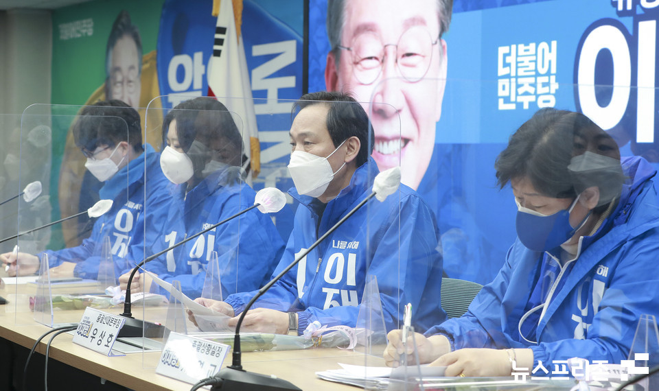 우상호 더불어민주당 총괄선대본부장이 8일 오전 서울 여의도 중앙당사에서 열린 선대위 본부장단 회의에서 발언하고 있다. (사진=국회사진기자단)