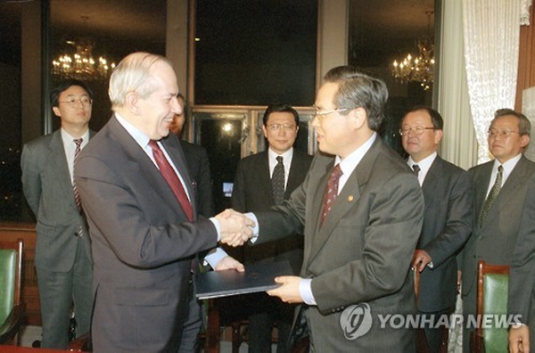 한국인들은 지난 97년 IMF 금융위기라는 뼈아픈 기억을 갖고 있다. 사진은 1997년 12월 3일 당시 임창렬 부총리 겸 재정경제원 장관이 미셸 캉드쉬 당시 IMF 총재에게 IMF 긴급 자금지원을 받기 위한 의향서에 서명 후 전달하는 모습. 사진=연합뉴스