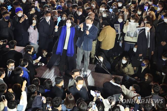 박지현씨가  8일 서울시 마포구 홍대 걷고싶은거리 광장무대에서 열린 더불어민주당 이재명 대선후보의 마지막 유세에서 지원유세를 하고 있다. 연합뉴스