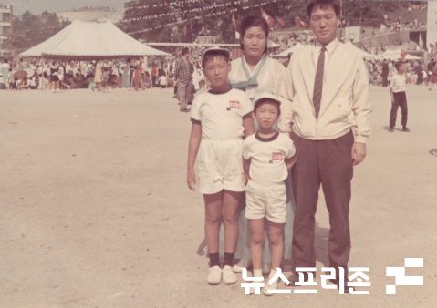 윤석열 대통령 당선인의 유년시절 가족과 함께 찍은 사진(사진=국민의힘 선대본부)