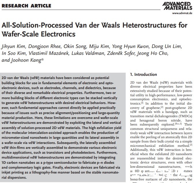 실리콘 반도체의 한계를 극복할 수 있는 2차원 소재를 잉크 형태로 만들어 고성능, 저전력의 반도체 소자를 개발한 성균관대 강주훈 교수팀 연구는 신소재 분야 국제학술지 어드밴스드 머티리얼스(Advanced Materials)에 지난해 12월 21일 표지(back cover)로 선정됐다.(자료=어드밴스드 머티리얼스·성균관대 강주훈 교수팀)