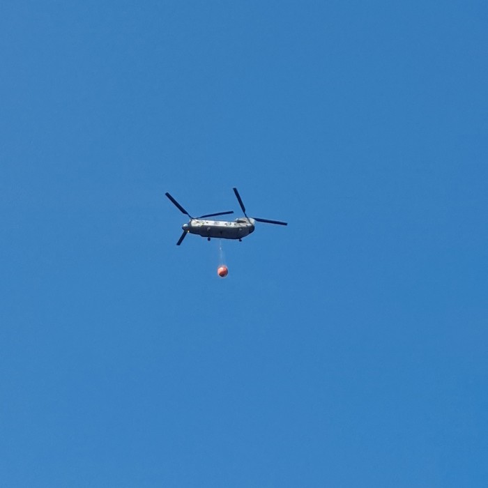 대구 달성군 가창면 일대 산불 진화를 위해 헬기가 물을 나르고 있다
