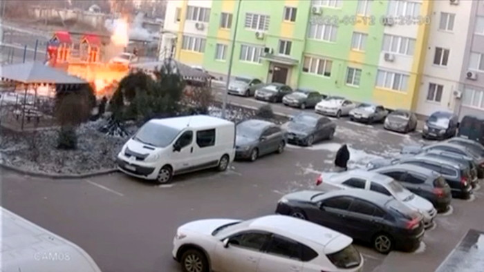 러시아군 폭격=12일(현지시간) 러시아군의 폭격으로 우크라이나 남부 도시 미콜라이우의 한 아파트 단지의 시설이 불타고 있다. 2022.3.13