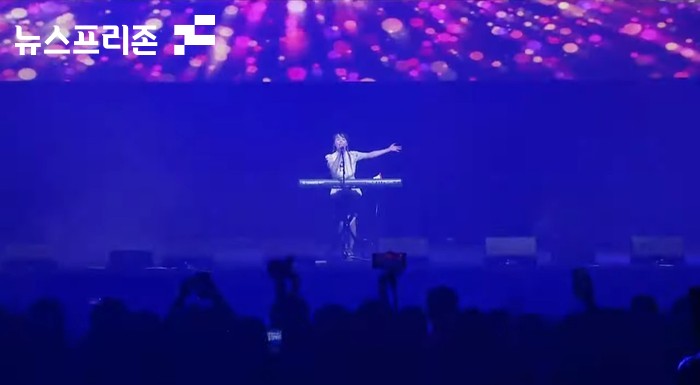 두바이 엑스포 2020 무대에서 공연하고 있는 가수 소욘.