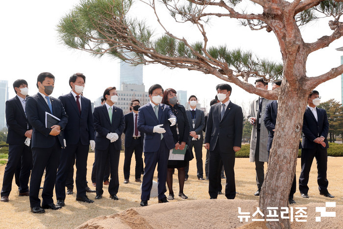 박병석 국회의장은  5일 제77회 식목일을 맞아 국회내 ‘소나무’ 를 기념식수 했다.(사진=국회사무처)