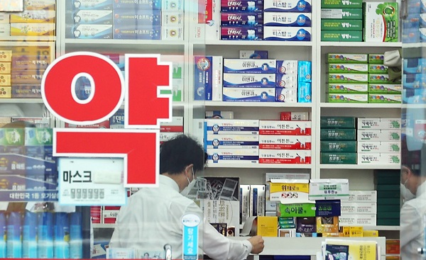 6일부터 코로나19 확진을 받은 재택치료자도 직접 약국을 방문해 의약품을 받을수 있다. 사진은 서울 시내의 한 약국.