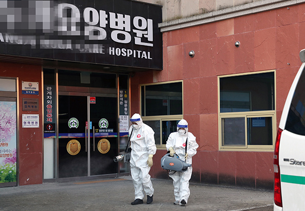 광주 북구 한 요양병원에서 북구보건소 감염병예방 방역팀 직원들이 소독 작업하고 있다.