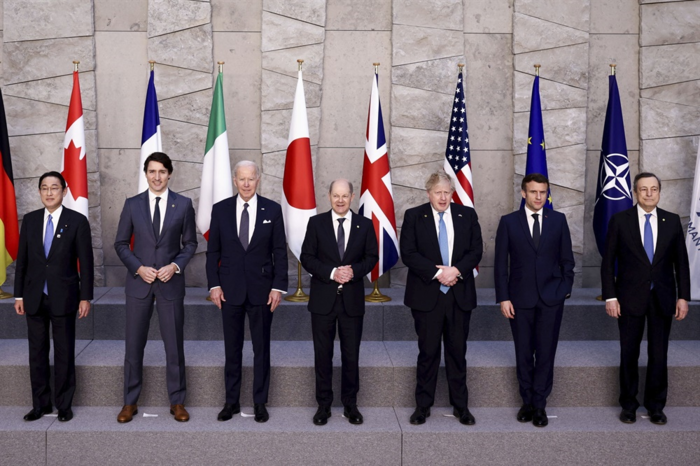 지난 3월 24일 벨기에 브뤼셀의 북대서양조약기구(NATO) 본부에서 주요 7개국(G7) 정상들이 기념촬영 한 사진이다. 여기에 유일하게 비 대서양 나라이자 아시아 국가인 일본이 참여하였다.  (연합뉴스 제공)