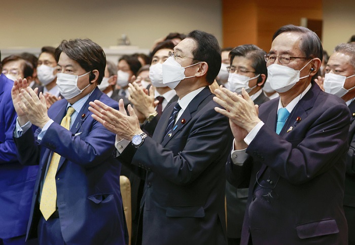 젤렌스키 우크라이나 대통령의 연설에 일본 의원들이 기립 박수를 치고 있다. (사진=도쿄 교도 연합뉴스)​
