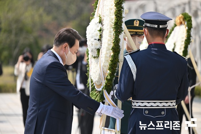 4.19 민주묘지에 헌화하고 있는 윤석열 대통령 당선인(사진=인수위대변인실)