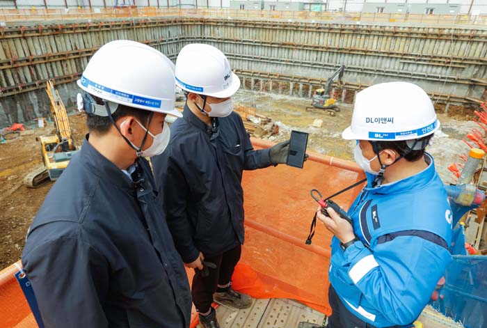 DL이앤씨 건설 현장 근로자들이 어깨동무M 어플리케이션을 통해 작업 지시사항을 확인하고 있다. (사진=DL이앤씨)