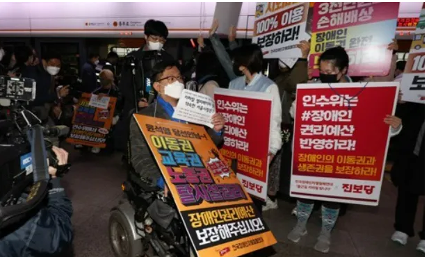 전장연이 21일 '장애인 권리예산 민생 4법 책임 촉구'를 하며 출근길 시위를 재개했다. 사진=연합뉴스