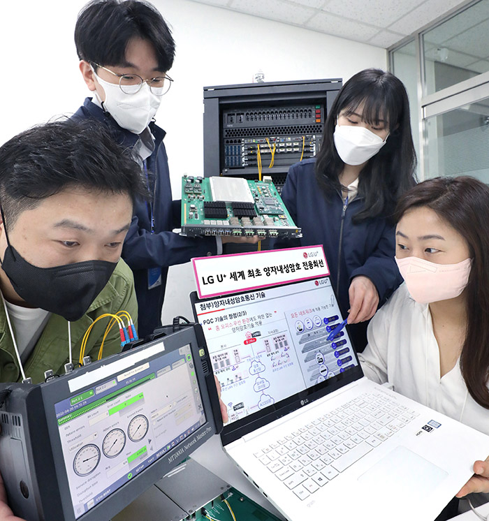 LG유플러스 직원들이 양자내성암호 기술이 적용된 광전송장비를 점검하고 있다. (사진=LG유플러스)