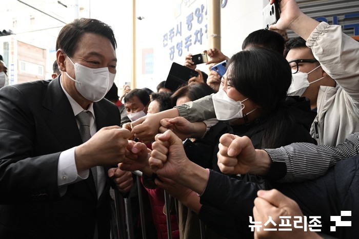 윤석열 대통령 당선인이 진주시민들과 주먹인사를 나누고 있다.(사진=인수위대변인실)