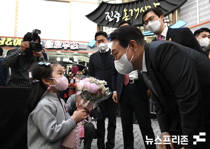 윤석열 대통령 당선인이  어린 소녀와 주먹인사를 하고 있다.(사진=인수위대변인실)