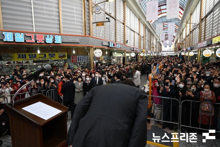 윤석열 대통령 당선인이 머리를 숙여  진주 시민들께 감사의 인사를 하고 있다.(사진=인수위대변인실)