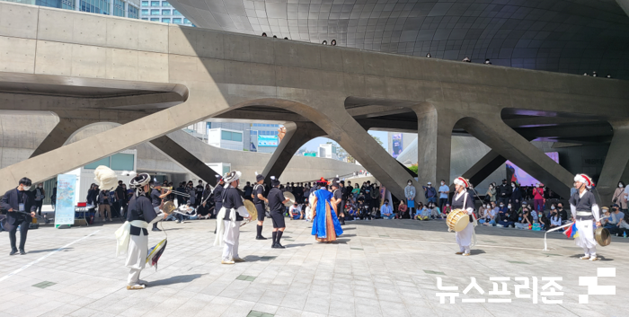 서울 동대문구 역사문공원에 풍물패가 시민과 함께 놀이를 하고있는 모습
