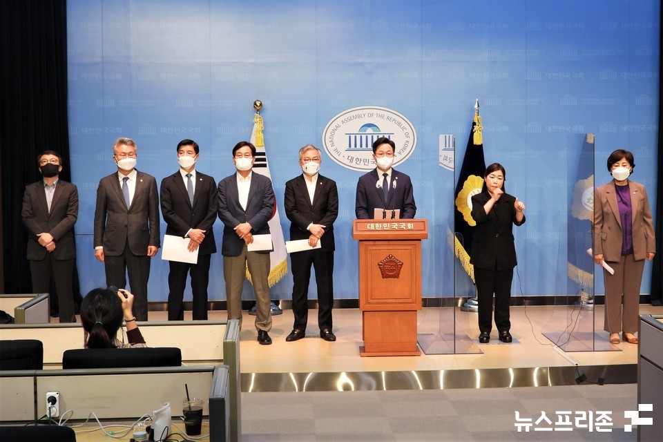 더불어민주당 인사청문특위 간사인 강병원 의원 등이 25일 국회 소통관에서 기자회견을 하고 있다. (사진=김정현 기자)