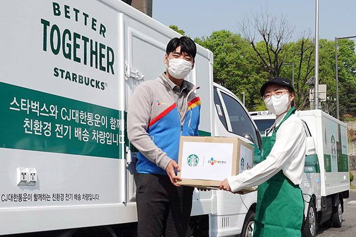 CJ대한통운이 스타벅스 서울 매장 정기노선 차량에 친환경 전기배송차를 도입했다. (사진=CJ대한통운)