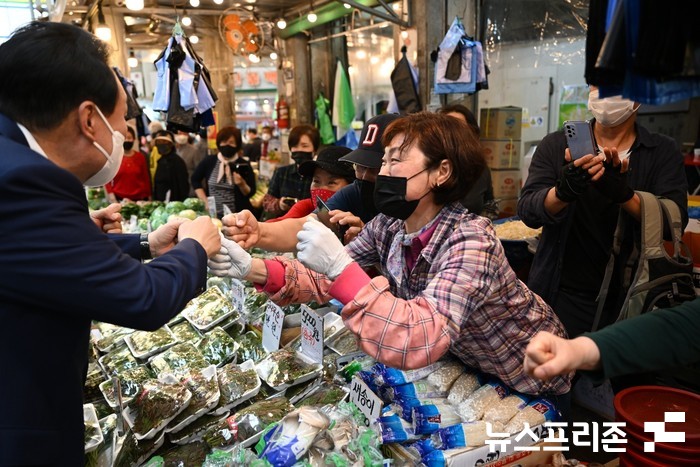 윤석열 대통령 당선인이 인천 계양산전통시장을 찾아 상인들과  인사를 나누고 있다.(사진=인수위대변인실)