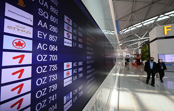 지난 5일 영종도 인천국제공항 제1여객터미널 출국장의 출발 항공편 안내 모니터.