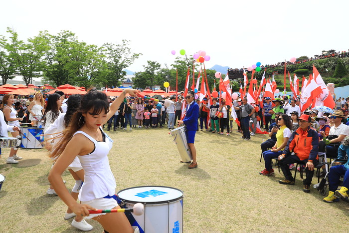 코로나 이전 세계장미축제 기간 동안 열린 공연과 관광객 모습