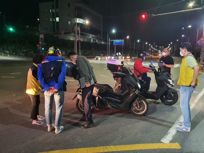 여수시가 여수경찰서, 한국교통안전공단 광주전남본부와 함께 이륜자동차 합동단속을 실시하고 있다.