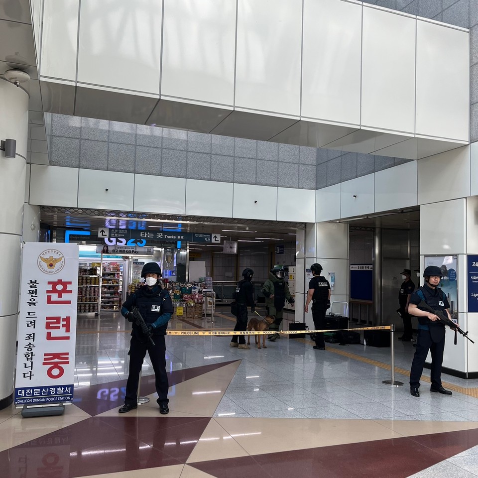 대전둔산경찰서가 5월 집중훈련의 날을 맞아 10일 대전지하철에서 ‘긴급현장상황반 FTX’ 훈련을 하는 모습.(사진=대전경찰청)